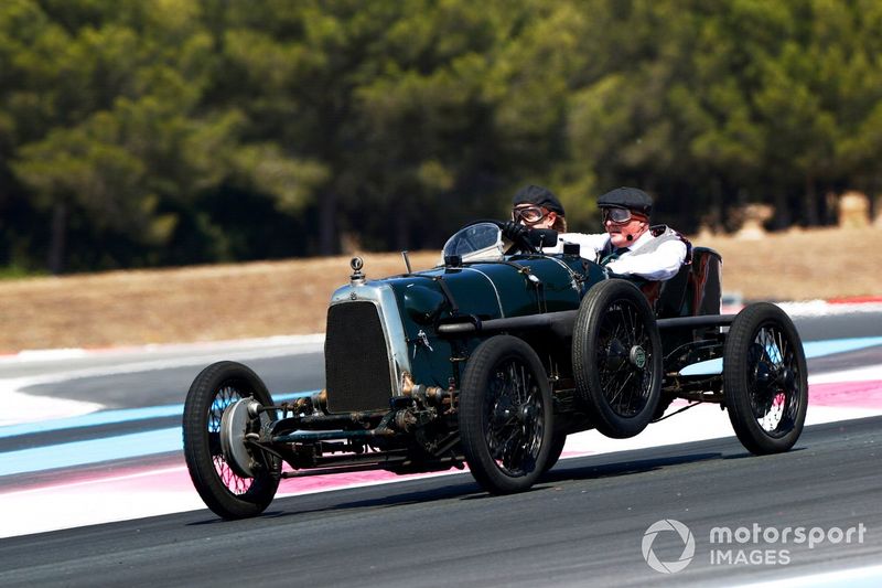 Sebastian Vettel, Aston Martin, Johnny Herbert, Sky TV, en el Aston Martin Green Pea TT1 de 1922