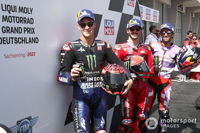 Top3 de la clasificación: segundo Fabio Quartararo, Yamaha Factory Racing  ganador de la pole Francesco Bagnaia, Ducati Team tercero Johann Zarco, Pramac Racing