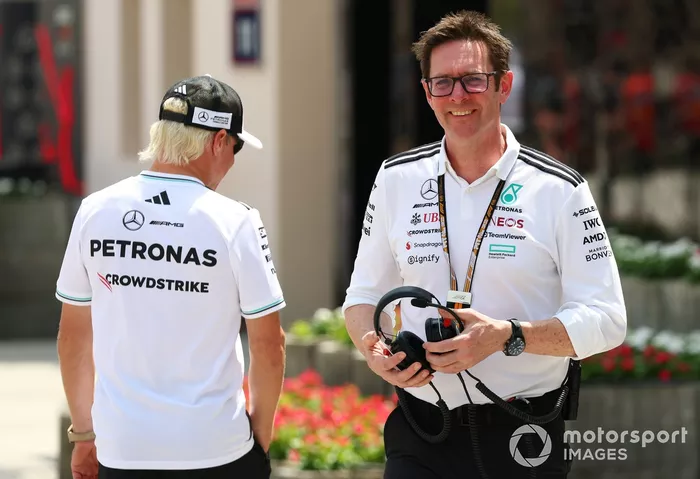 Valtteri Bottas, Mercedes, habla con Andrew Shovlin, Director de Ingeniería en Pista de Mercedes