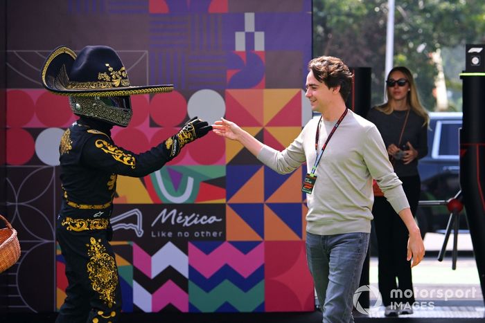 Esteban Gutiérrez, embajador de la marca Mercedes-AMG F1 Team, saluda a Mario Achi a su llegada a la pista. 