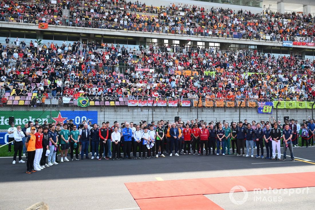 Kierowcy i pracownicy zespołu zebrali się, aby upamiętnić zmarłego Eddiego Jordana