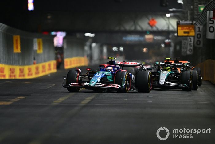 Yuki Tsunoda, RB F1 Team VCARB 01, lucha con Lewis Hamilton, Mercedes F1 W15