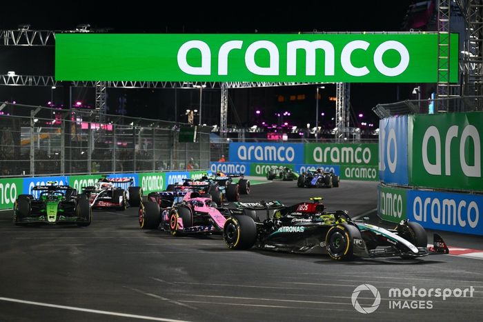 Lewis Hamilton, Mercedes F1 W15, Esteban Ocon, Alpine A524, Zhou Guanyu, Stake F1 Team KICK Sauber C44