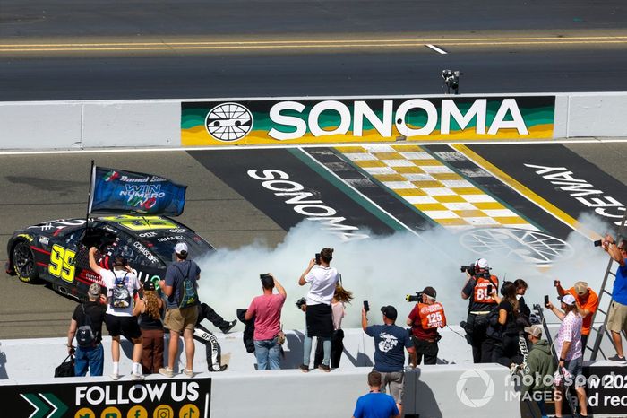 Daniel Suárez, TrackHouse Racing, Onx Homes / Renu Chevrolet Camaro celebra su primera victoria