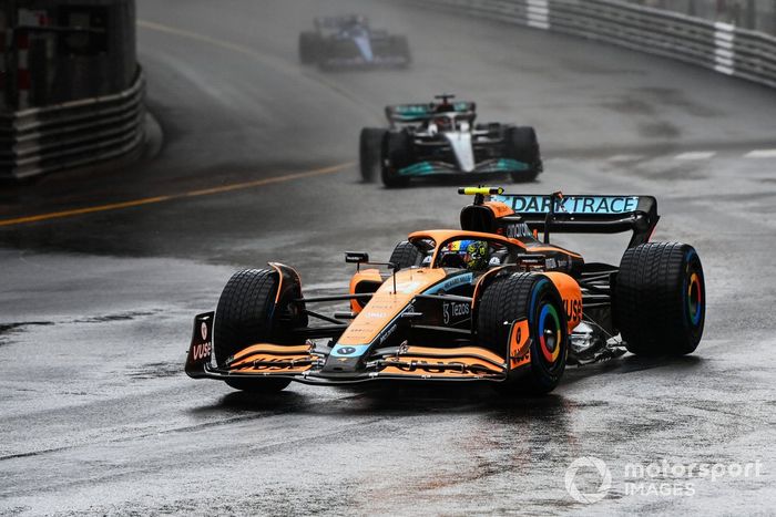 Lando Norris, McLaren MCL36, George Russell, Mercedes W13