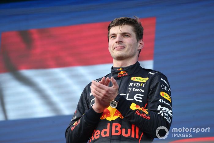 Max Verstappen, Red Bull Racing, 1ª posición, lo celebra en el podio