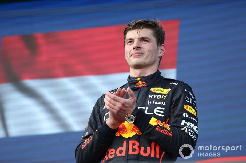 Max Verstappen, Red Bull Racing, 1ª posición, lo celebra en el podio