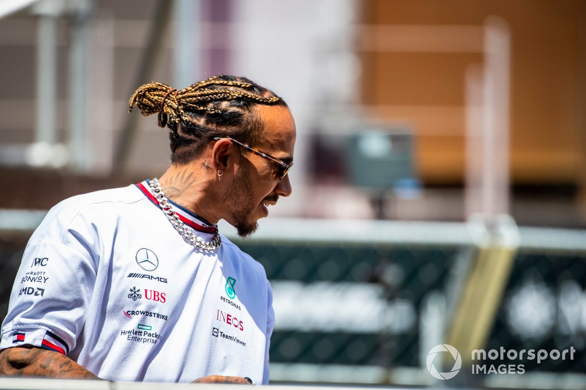 Lewis Hamilton, Mercedes W13, en el desfile de pilotos