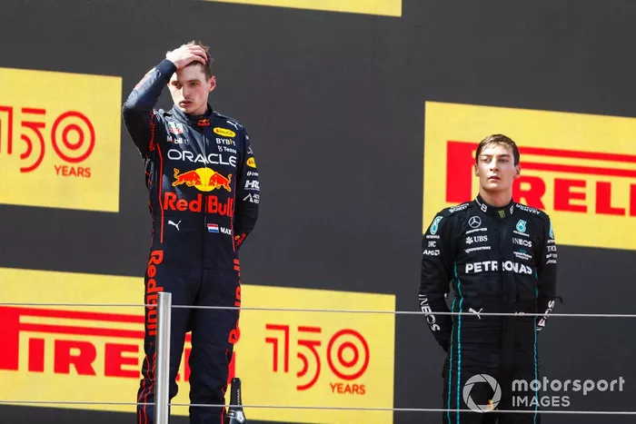 Podio: ganador Max Verstappen, Red Bull Racing, tercer lugar George Russell, Mercedes-AMG
