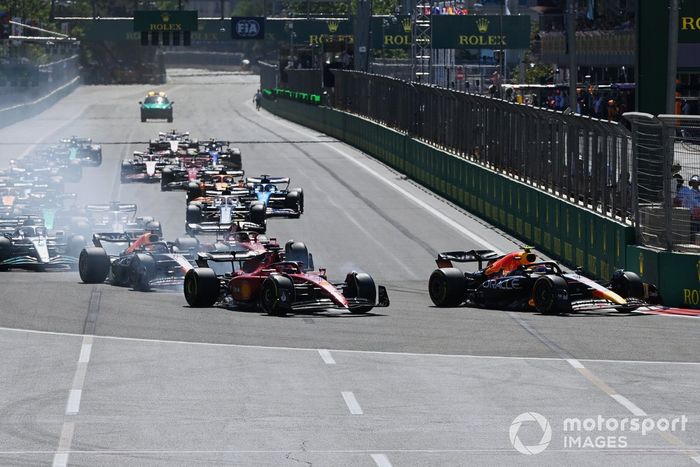 Arrancada Charles Leclerc, Ferrari F1-75, Sergio Pérez, Red Bull Racing RB18, luchan por el liderazgo por delante de Max Verstappen, Red Bull Racing RB18, Carlos Sainz, Ferrari F1-75