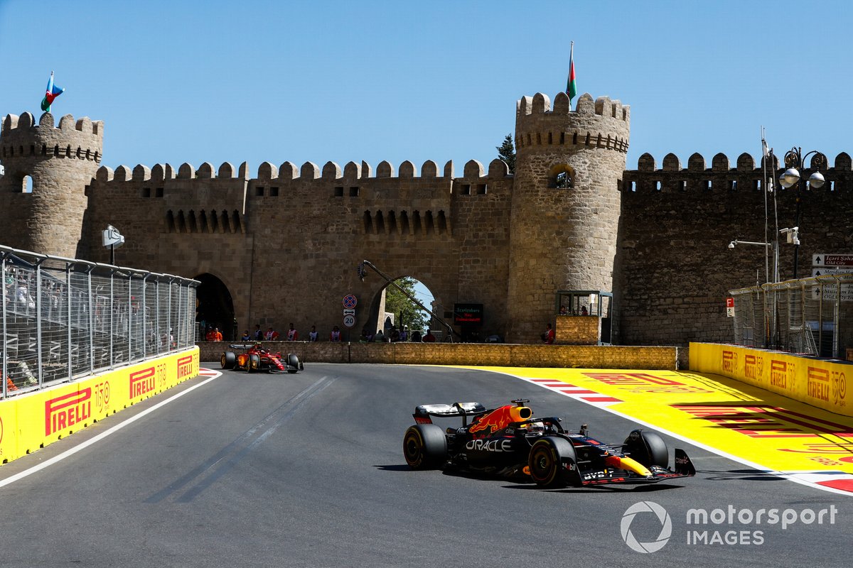 Max Verstappen, Red Bull Racing RB18, Carlos Sainz, Ferrari F1-75