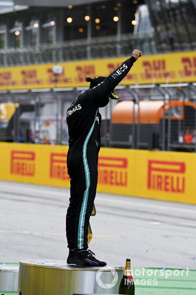 Race winner Lewis Hamilton, Mercedes-AMG Petronas F1 celebrates on the podium