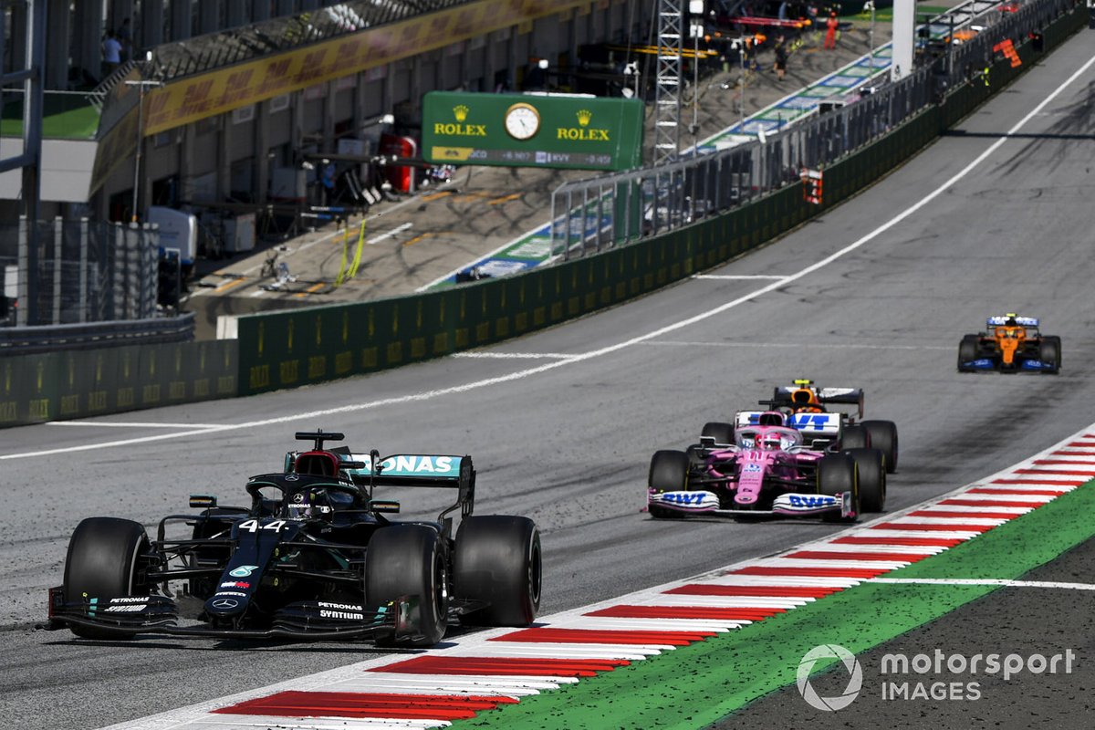Lewis Hamilton, Mercedes F1 W11 EQ Performance, precede Sergio Perez, Racing Point RP20, e Alex Albon, Red Bull Racing RB16