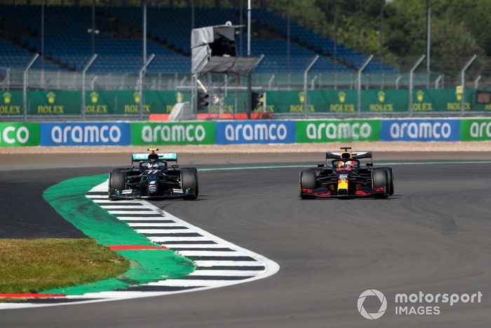 Valtteri Bottas, Mercedes F1 W11 y Max Verstappen, Red Bull Racing RB16 batalla por el liderato de la carrea