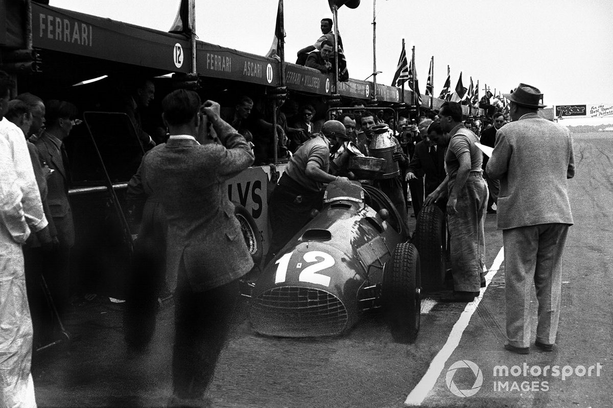 Alberto Ascari mira a José Froilán González, el Ferrari 375 hace una parada en boxes después de la primera victoria de Ferrari en un GP