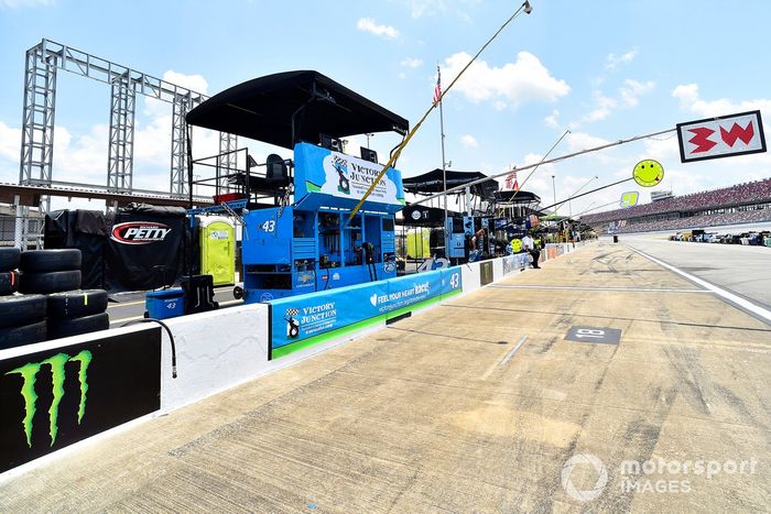 Darrell Wallace Jr., Richard Petty Motorsports, Chevrolet Camaro Victory Junction pit stall