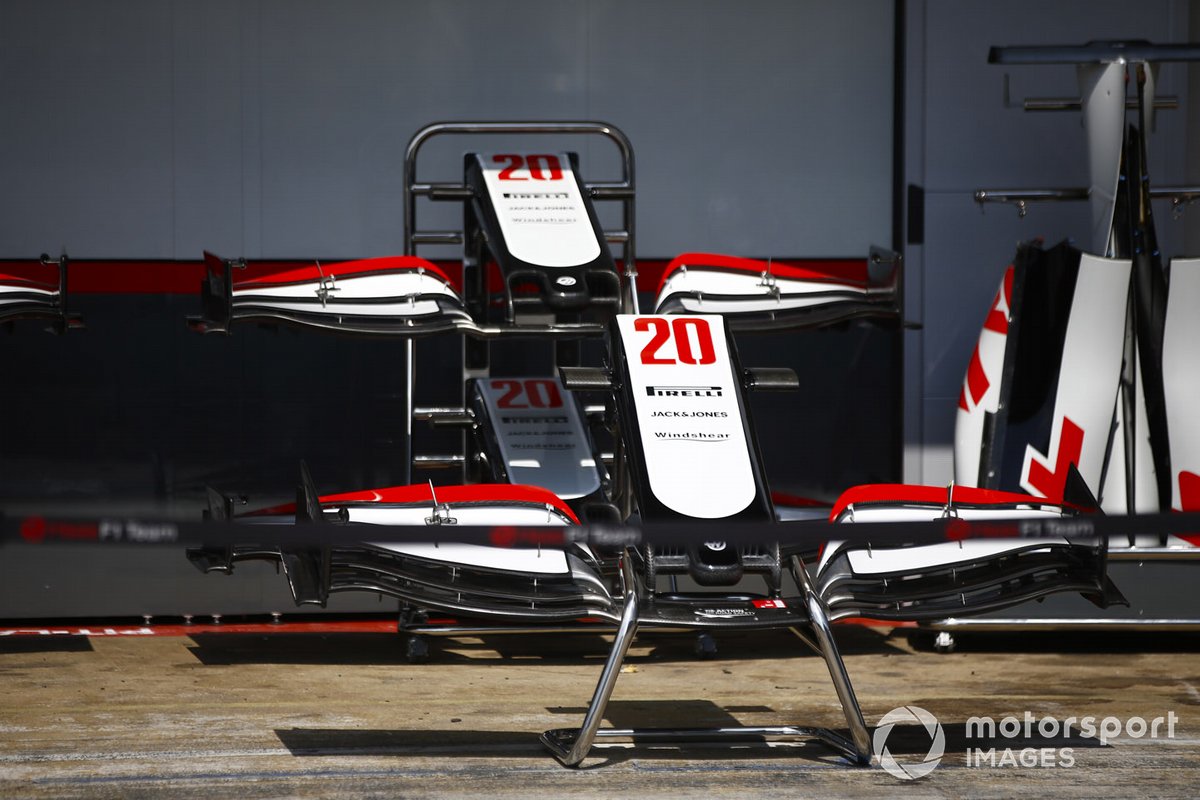 Las alas delanteras del monoplaza de Kevin Magnussen Haas VF-20 en el pit lane