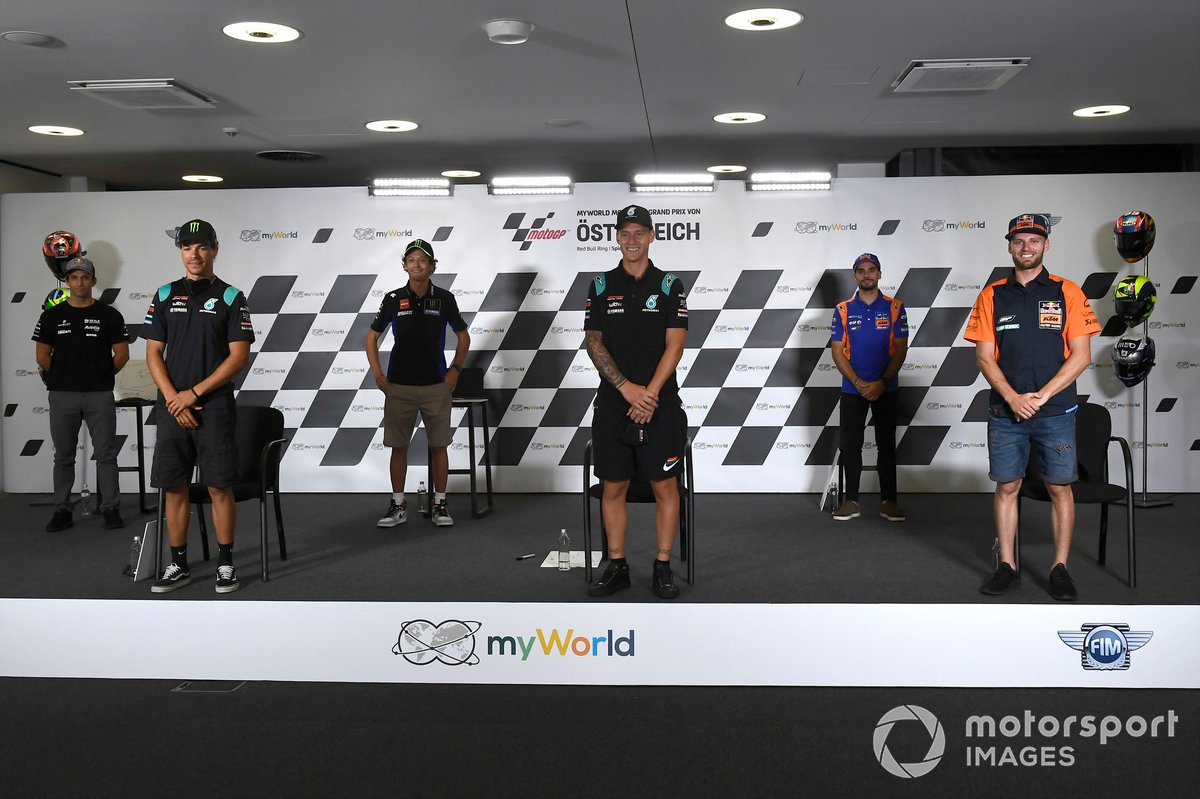 Johann Zarco, Avintia Racing, Franco Morbidelli, Petronas Yamaha SRT, Valentino Rossi, Yamaha Factory Racing, Fabio Quartararo, Petronas Yamaha SRT, Miguel Oliveira, Red Bull KTM Tech 3, Brad Binder, Red Bull KTM Factory Racing con el dibujo del circuito que hicieron con los ojos vendados