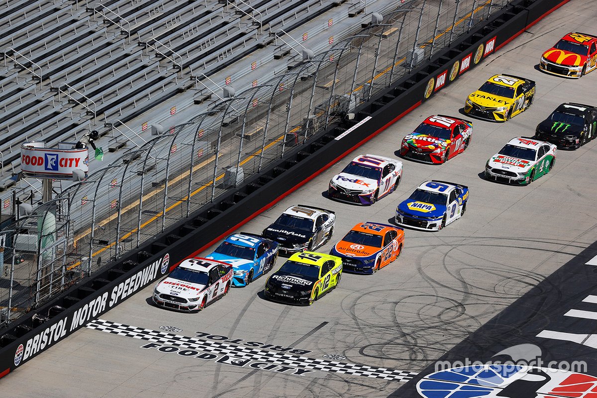 Brad Keselowski, Team Penske, Ford leads the field at the start of the race