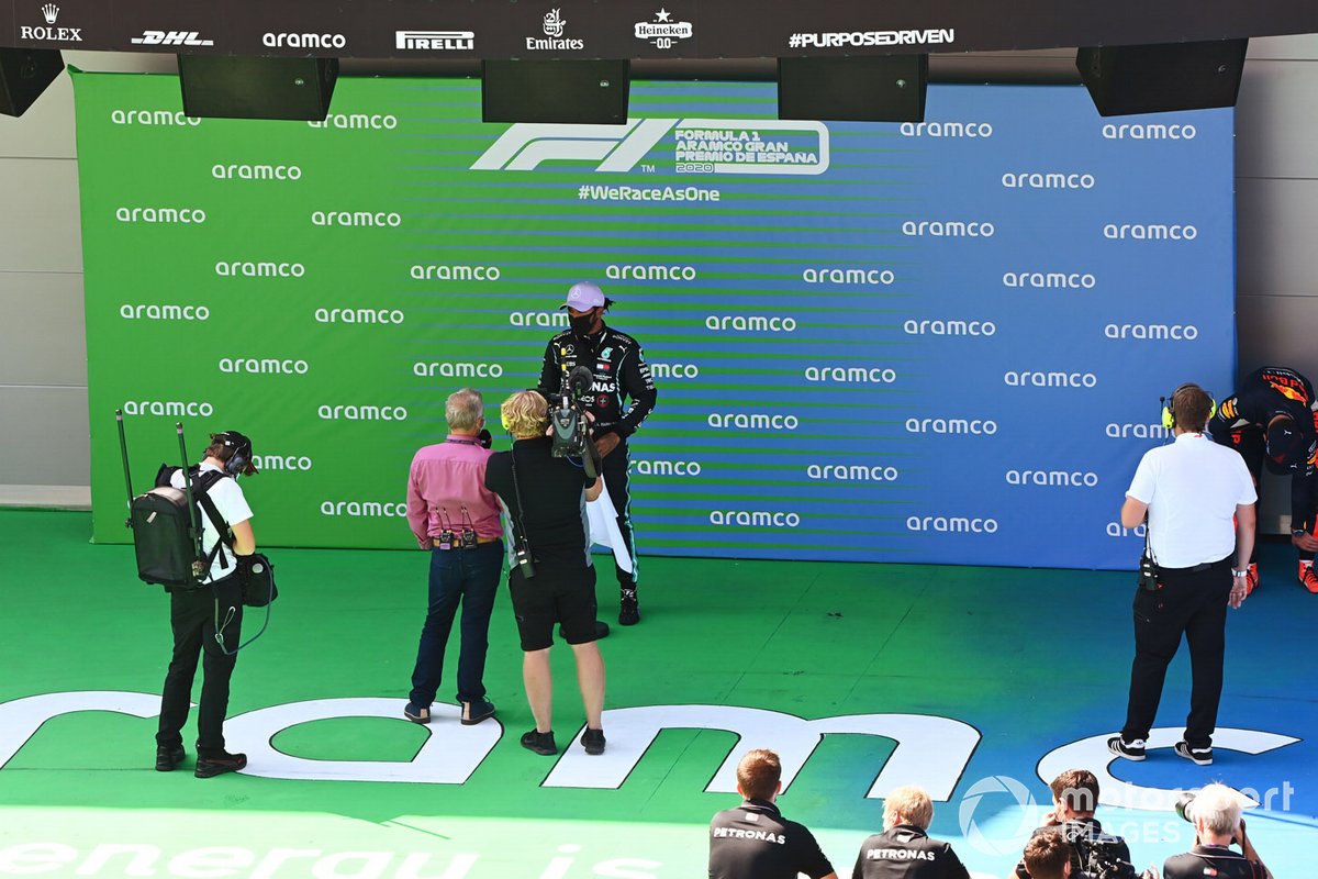 Ganador de la pole Lewis Hamilton, Mercedes-AMG Petronas F1, es entrevistado por Johnny Herbert, Sky TV, después de conseguir su 92ª pole en la F1