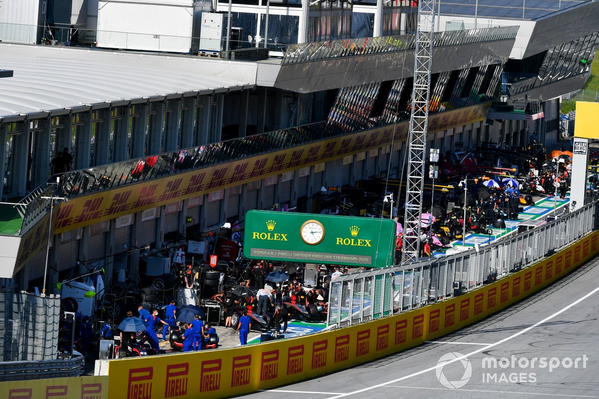 Monoposto di F2 si preparano in pit lane