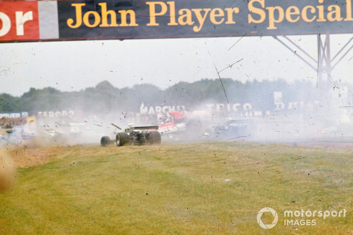 Choque de Jody Scheckter, McLaren M23. Jean-Pierre Beltoise, BRM P160E, Wilson Fittipaldi, Brabham BT42 Ford, Carlos Pace, Surtees TS14A Ford