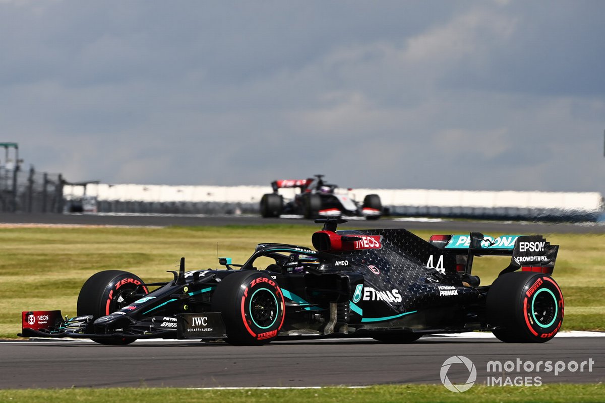 Lewis Hamilton, Mercedes F1 W11, Romain Grosjean, Haas VF-20