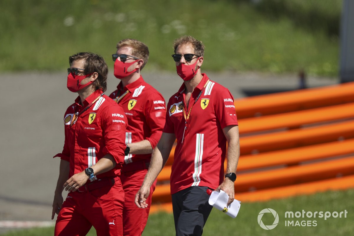 Sebastian Vettel, Ferrari, cammina lungo il tracciato