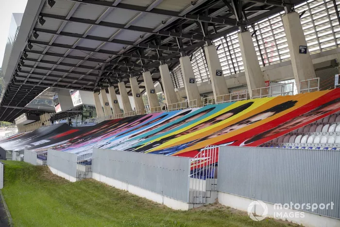 Arquibancadas com material da campanha #CorremosComoUm, com as imagens dos pilotos e as cores das equipes