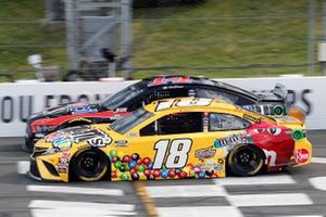 Clint Bowyer, Stewart-Haas Racing, Ford Mustang, Kyle Busch, Joe Gibbs Racing, Toyota Camry