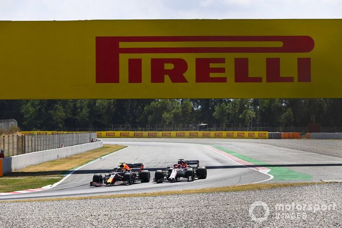 Alex Albon, Red Bull Racing RB16, Kimi Raikkonen, Alfa Romeo Racing C39