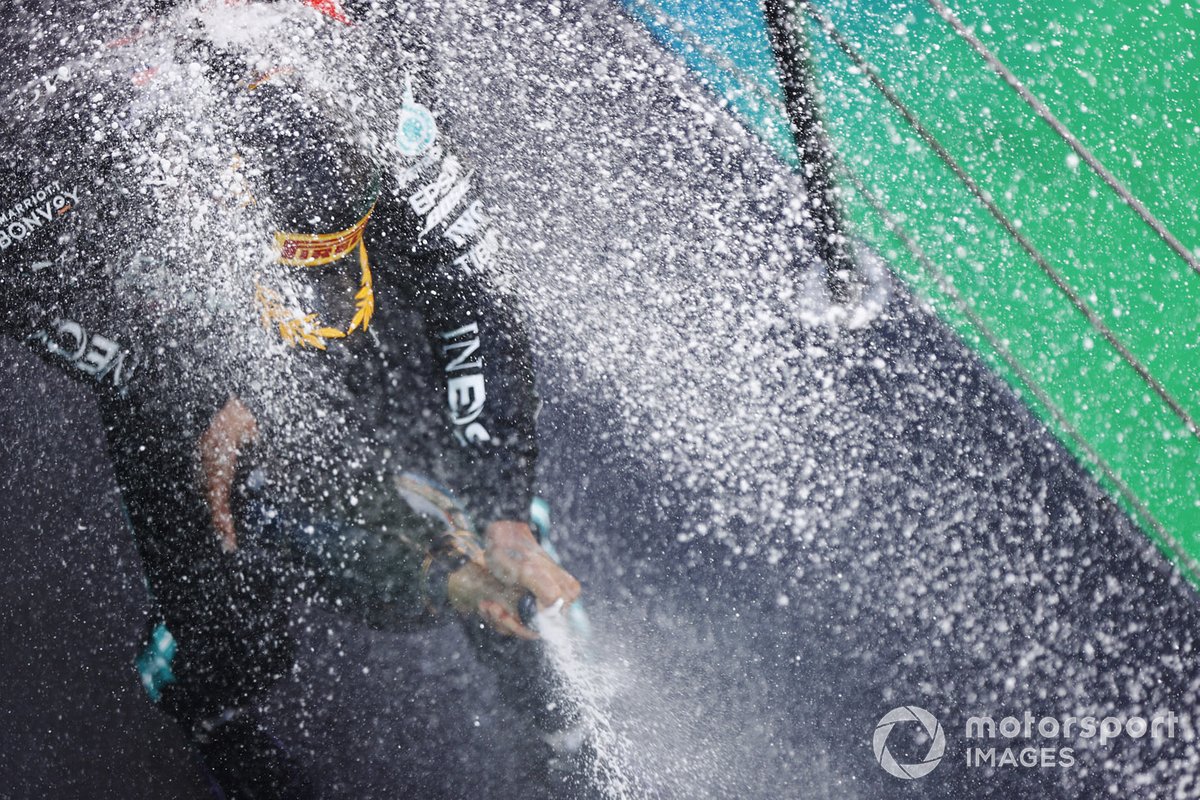 Lewis Hamilton, Mercedes-AMG Petronas F1, festeggia sul podio