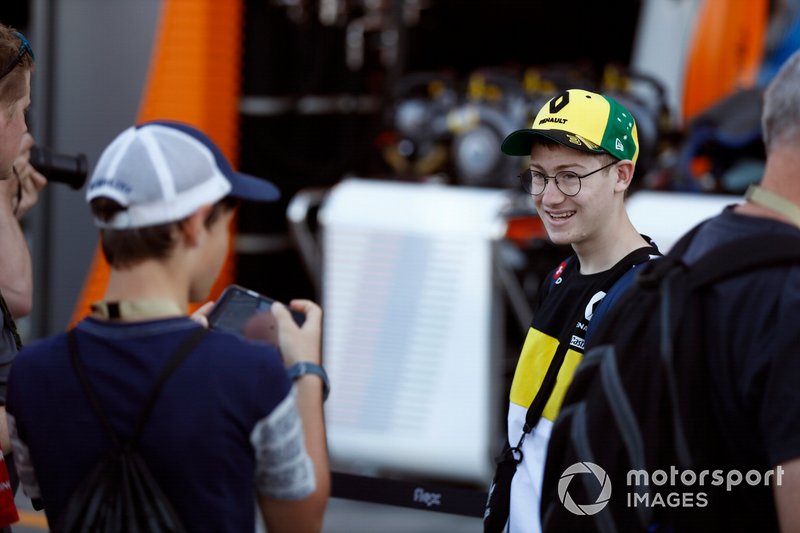 I tifosi della F1 camminano in Pit Lane