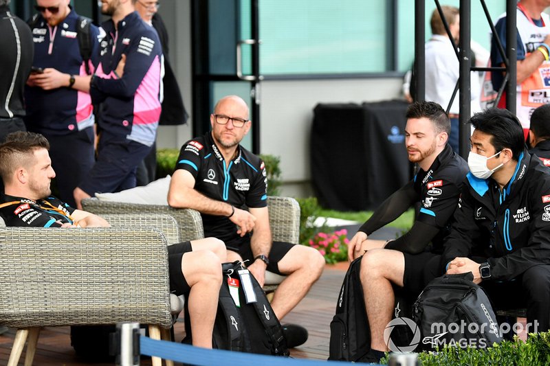 Meccanici Williams nel paddock