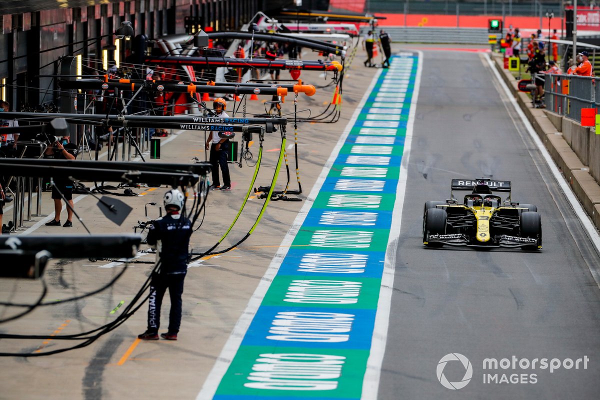 Daniel Ricciardo, Renault F1 Team R.S.20, en pit lane