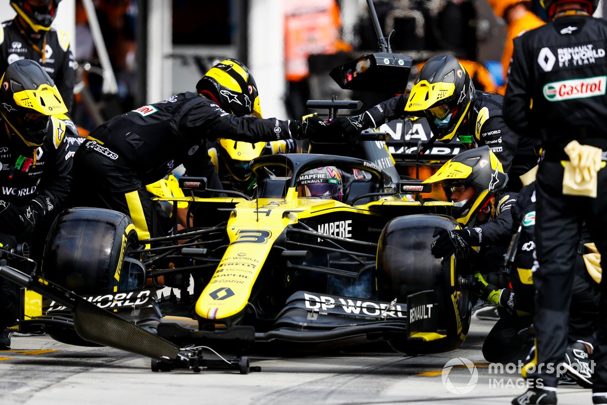 Daniel Ricciardo, Renault F1 Team R.S.20, makes a stop