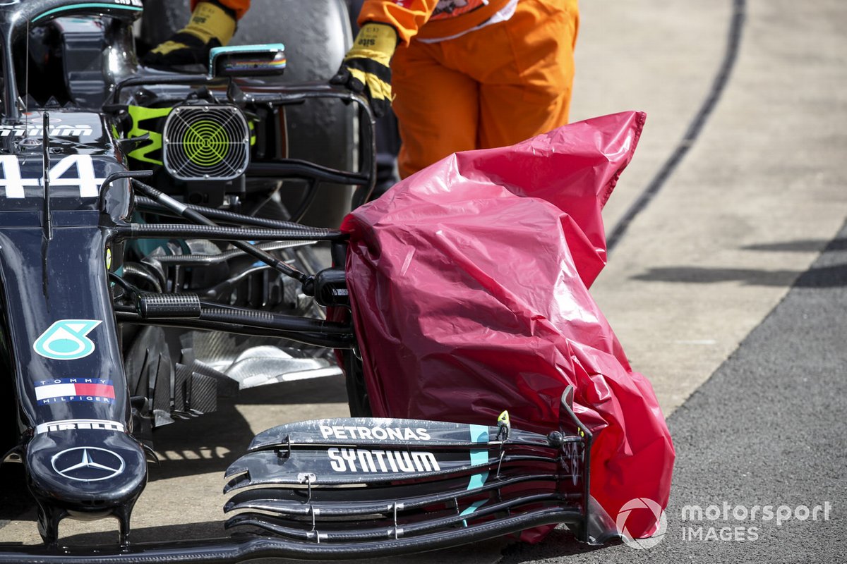 Neumático dañado del monoplaza de Lewis Hamilton, Mercedes F1 W11 cubierto con una bolsa
