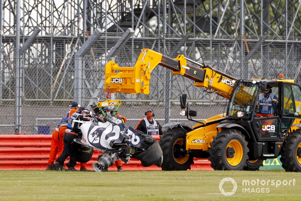 Una grúa retira el monoplaza de Daniil Kvyat, AlphaTauri AT01