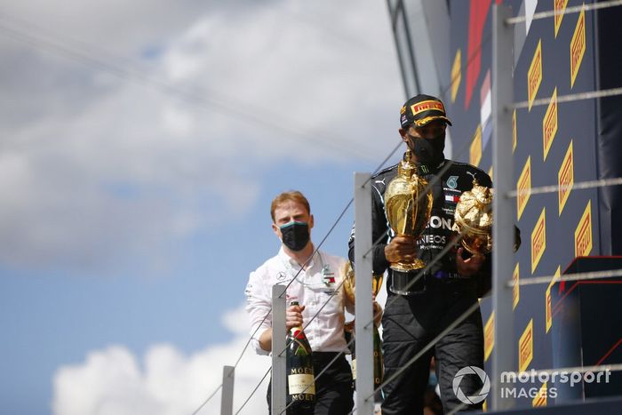 Podio: ganador de la carrera Lewis Hamilton, Mercedes-AMG F1y un miembro de Mercedes con el trofeo de constructores