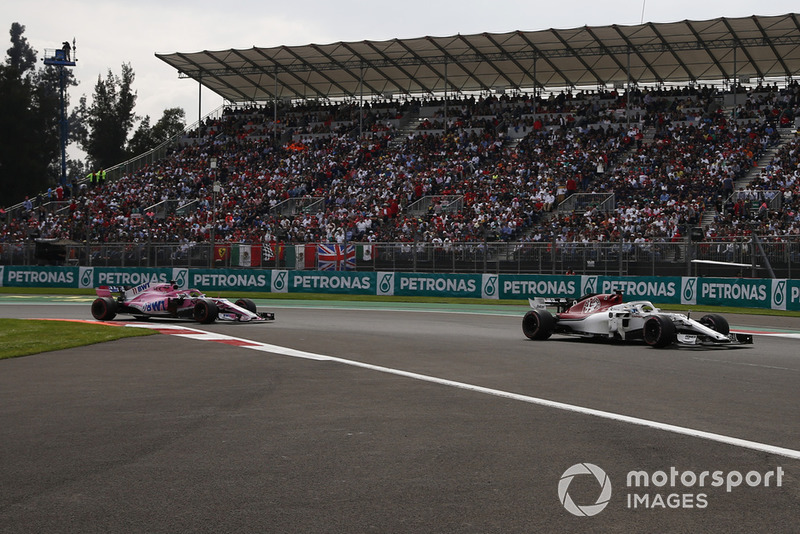 Marcus Ericsson, Sauber C37 y Sergio Perez, Racing Point Force India VJM11