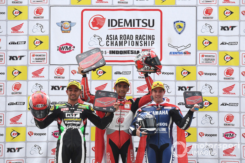 Podium Race 2 SS600: Ahmad Yudhistira, Manual Tech KYT Kawasaki Racing, Andi Gilang, Astra Honda Racing Team, Ratthapong Wilairot, Yamaha Thailand Racing Team
