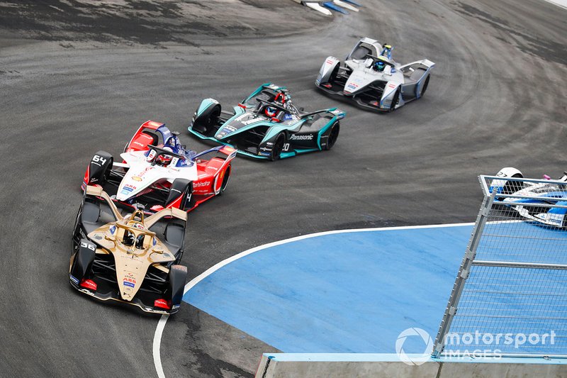 Andre Lotterer, DS TECHEETAH, DS E-Tense FE19, precede Jérôme d'Ambrosio, Mahindra Racing, M5 Electro, Mitch Evans, Panasonic Jaguar Racing, Jaguar I-Type 3 mentre Alexander Sims, BMW I Andretti Motorsports, BMW iFE.18, va largo