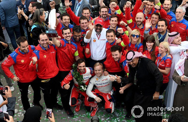 Jérôme d'Ambrosio, Mahindra Racing, M5 Electro, Felix Rosenqvist, Mahindra Racing, M5 Electro, posano per una foto con il team