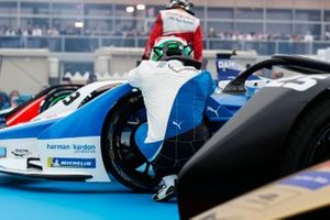 Antonio Felix da Costa, BMW I Andretti Motorsports s'agenouille à côté de sa voiture