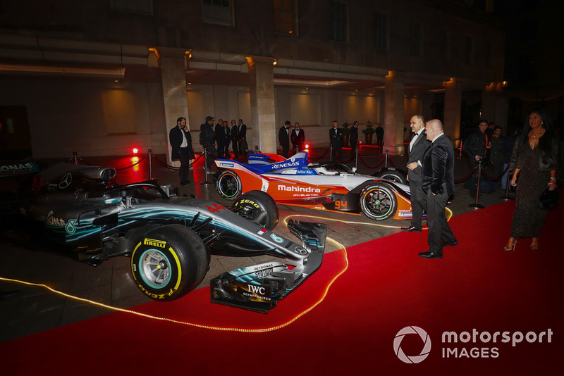 Un Mercedes F1 y un Mahindra Fórmula E