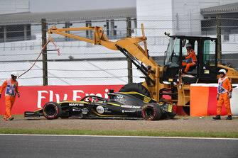The crashed car of Nico Hulkenberg, Renault Sport F1 Team R.S. 18 is recovered