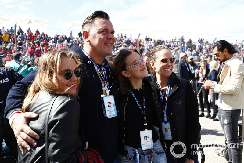 La familia Brown, su hermana Paige, su padre Bobby, la actriz Millie Bobby Brown y su madre Kelly Brown en la parrilla