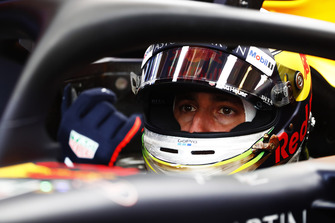 Daniel Ricciardo, Red Bull Racing RB14, indossa un guanto e si prepara a lasciare il garage