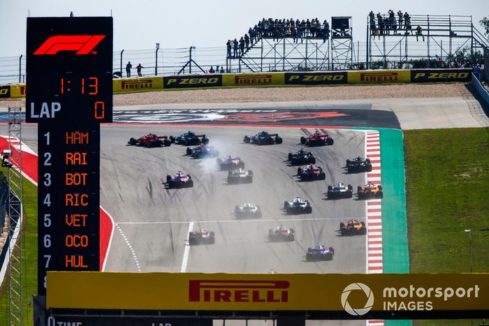 Kimi Raikkonen, Ferrari SF71H, pasa a Lewis Hamilton, Mercedes AMG F1 W09 EQ Power+.