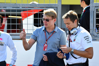 Mika Hakkinen en Antti Vierula, Trainer, op de grid